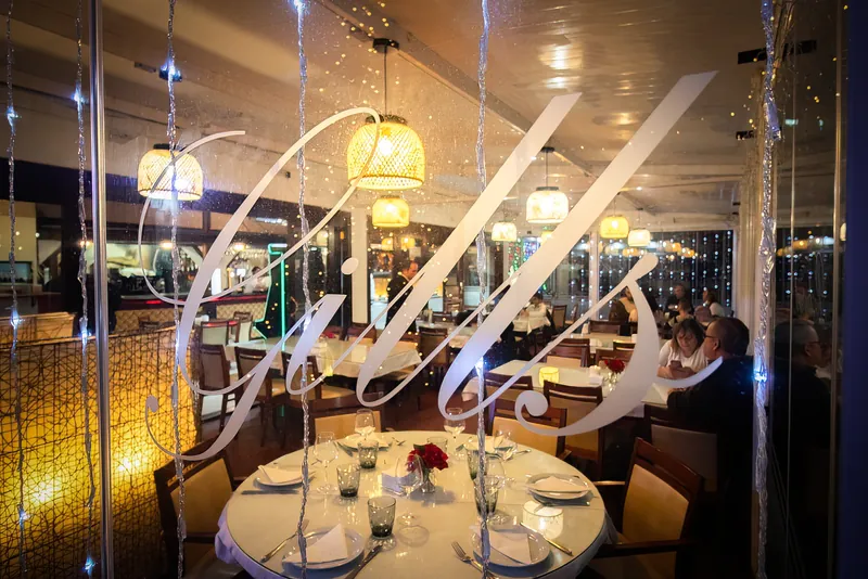 Gill's interior table setting